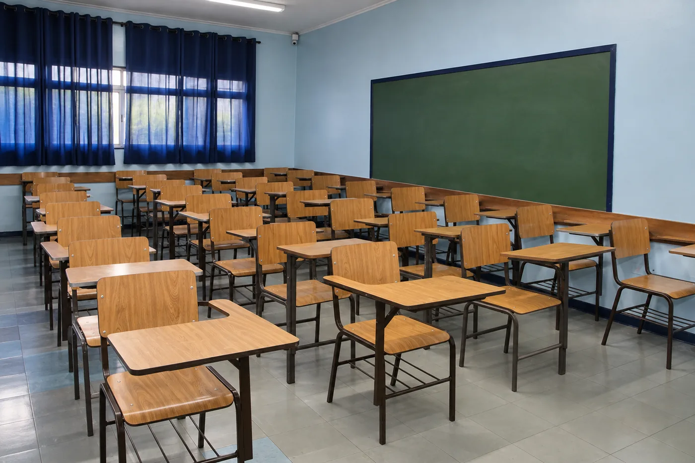 Sala de aula com carteiras individuais