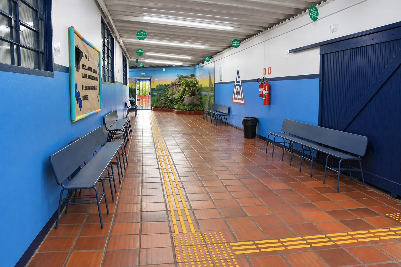Corredor amplo com piso tátil