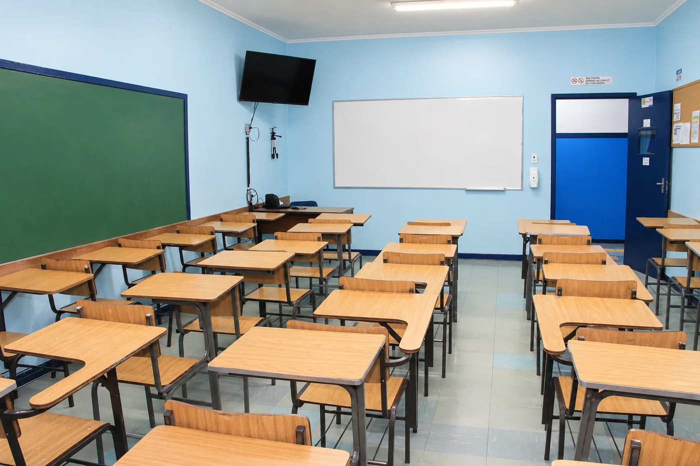 Sala de aula com recursos audiovisuais