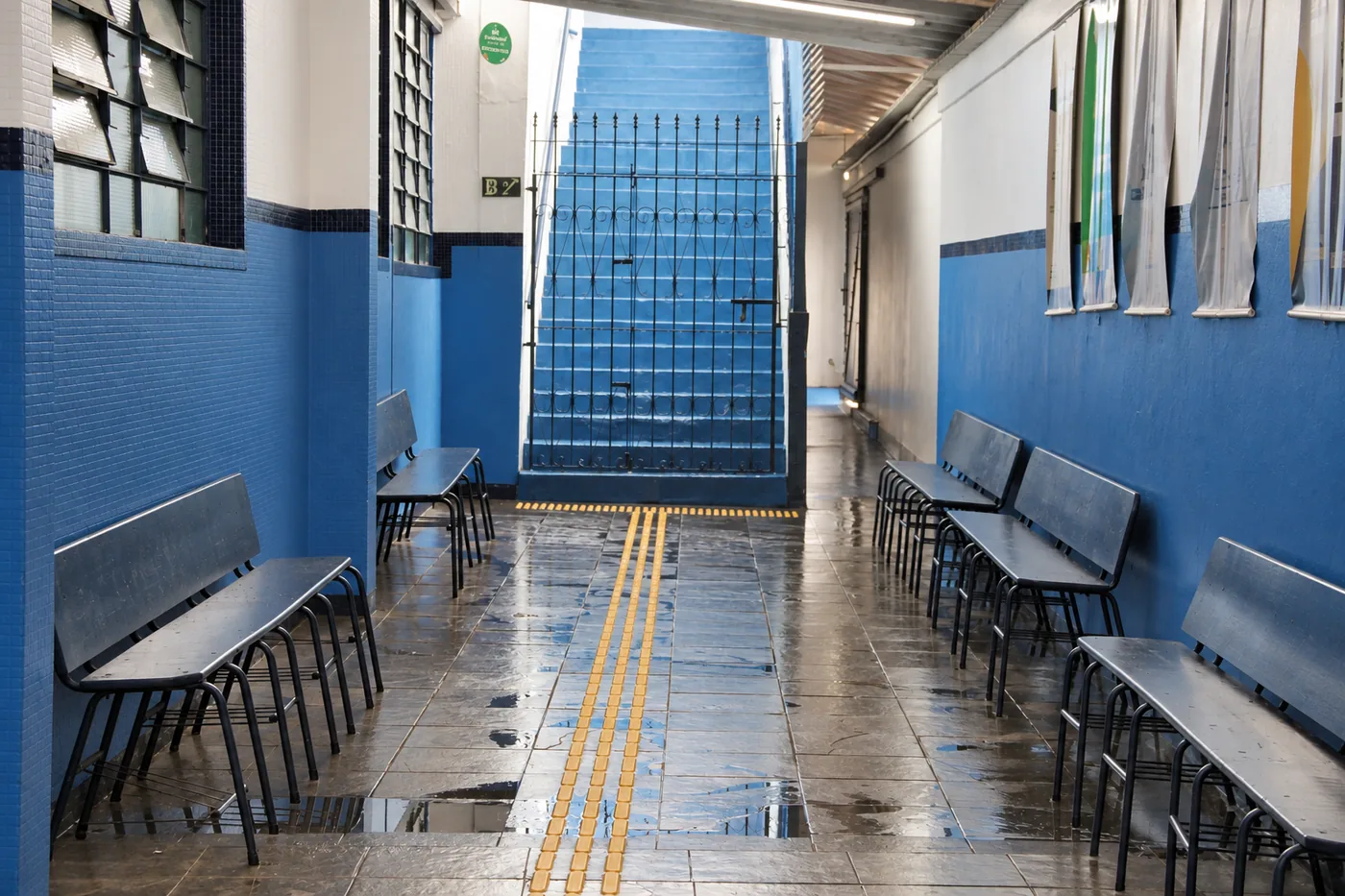Corredor acessível com bancos